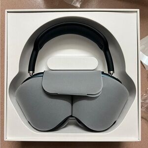 Airpods Max 400$; Sealed in Box; with Apple receipt ; Jamais porte (text me)